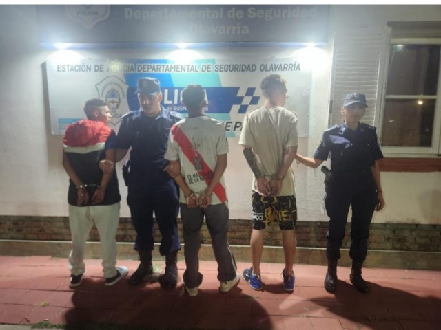 Robaron bombones, un peluche y hasta una moto